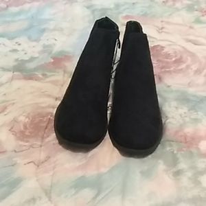 Ladies Bobbie Brooks Black Short Boots size 7